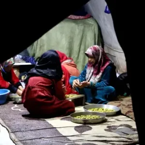 كعك العيد.. تراث يحافظ عليه السوريون في مخيمات النزوح