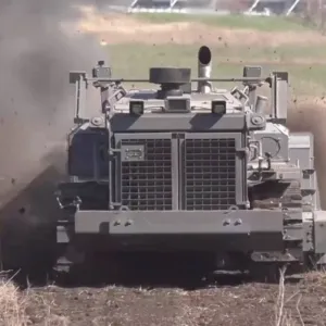 روسيا تختبر في منطقة دونباس كاسحة ألغام روبوتية مدرعة جديدة (فيديو)