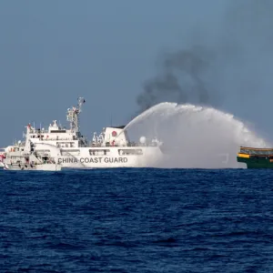 بكين أبعدت سفينة أميركية «انتهكت سيادتها» في بحر الصين الجنوبي