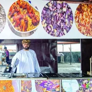 وجبات عُمانية تقليدية تجذب السياح بمحافظة ظفار