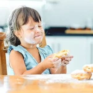 هل يزيد السكر فعلا من فرط نشاط طفلك؟ كيف شاعت هذه "الأسطورة"؟