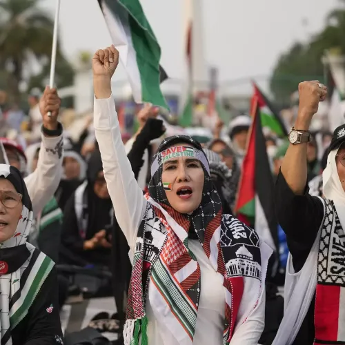 فيديو. 
            
    			مظاهرات في عدة عواصم ومدن في العالم دعمًا لغزة ودعوات في تل أبيب لعقد صفقة تبادل جديدة