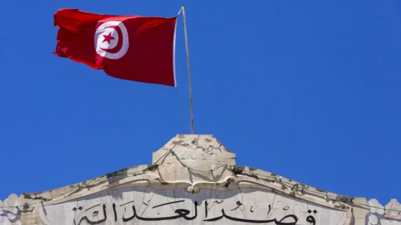 تونس.. شهران سجن وغرامة مالية بحق ناشطة مدنية بسبب المرسوم 54