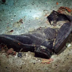 أحذية كانت ترتديها جثث قبل اختفائها.. شاهد ما عُثر عليه في موقع حطام سفينة تيتانيك في قاع المحيط