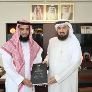 استقبل الهاجري الباحث الشيخ حسام محمد السعدي والذي أهدى سعادته نسخة من رسالة الدكتوراه