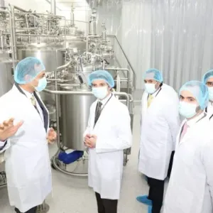 الرئيس التنفيذي للهيئة الوطنية لتنظيم المهن والخدمات الصحية يزور مصنع جلف بايوتك