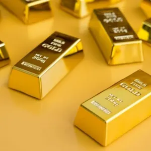 الذهب يتراجع وسط ترقب لاجتماع المركزي الأمريكي