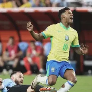 بعد العودة إلى تقنية الفيديو.. كارت أحمر على نانديز لاعب أوروغواي بعد تدخله العنيف على رودريجو! #CopaAmerica