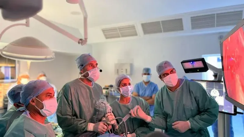 لأول مرة في تونس: عملية استئصال ورم في قاعدة الدماغ بالمنظار، عن طريق الأنف