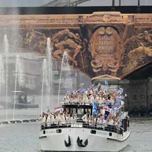 قارب الوفد اليوناني يفتتح الاستعراض النهري في الألعاب الأولمبية
