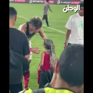 بعد اختياره رجل مباراة الأهلي والداخلية.. إمام عاشور يهدي قميصه لابنة صديقه
