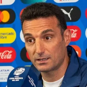 سكالوني مدرب الأرجنتين لا يستبعد مشاركة ميسي أمام الإكوادور