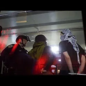 فيديو: شرطة نيويورك تقتحم جامعة كولومبيا وتفض اعتصام قاعة هاميلتون وتعتقل عشرات الطلاب…
