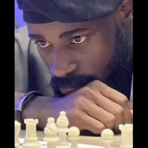 «لعب 60 ساعة».. نيجيري يحطم الرقم القياسي لأطول مباراة شطرنج