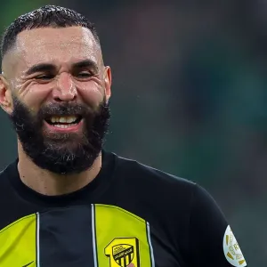 فيديو | كريم بنزيما يواصل "عادته السيئة" مع الاتحاد ضد إشبيلية .. والمبرر أرضية الملعب!