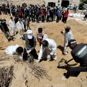 تقرير: دفن أكثر من 20 فلسطينا أحياء في مجمع ناصر الطبي