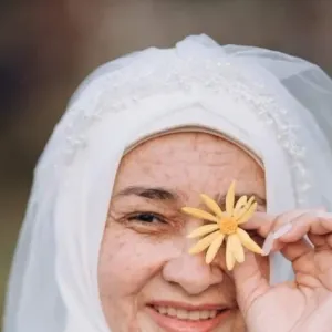 ظهرت دون مساحيق تجميل في حفل زفافها.. 11 معلومة عن منار سعيد فتاة الشيخوخة
