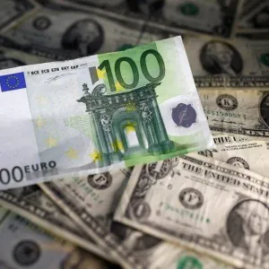 الدولار مستقر واليورو يتأثر بعدم اليقين السياسي
