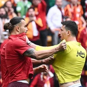 «ديربي تركيا» يبدأ بمشاجرة عنيفة بين اللاعبين
