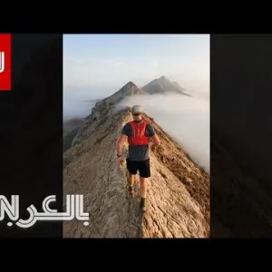 في الإمارات.. مغامران يركضان على مسار جبلي بحواف حادة في تجربة مثيرة بالشارقة