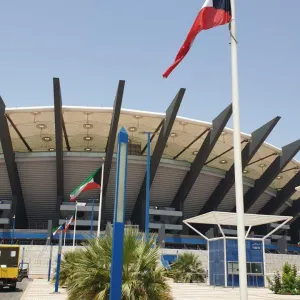 رفع أعلام دولة الكويت في استاد جابر الأحمد