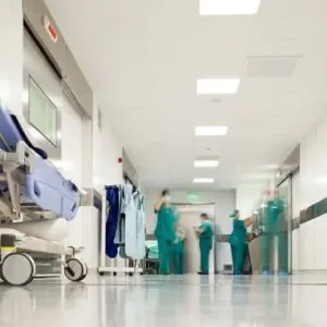 نقيب أطباء مصر يوجه رسالة لمجلس النواب عن مخاطر مشروع قانون تأجير المستشفيات للقطاع الخاص