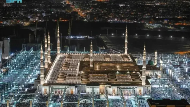 أجواء روحانية غامرة في ليلة السابع والعشرين من رمضان بالمسجد النبوي الشريف