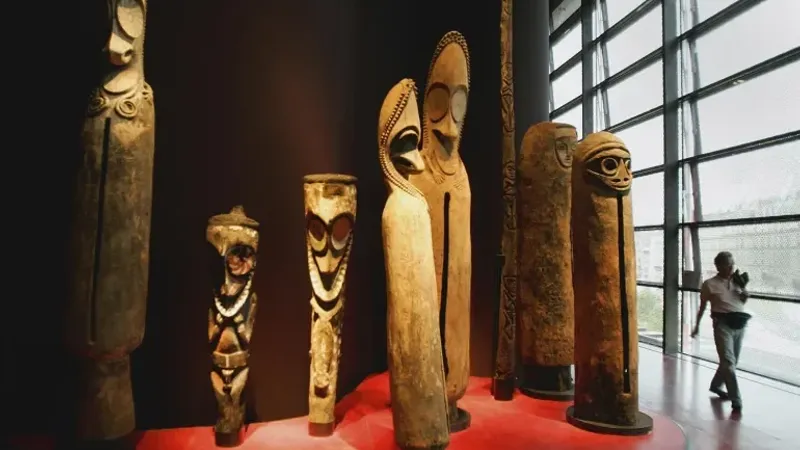 لا تشمل الآثار العربية.. المتاحف الفرنسية تبحث إعادة قطع أثرية أفريقية نهبت خلال الاستعمار