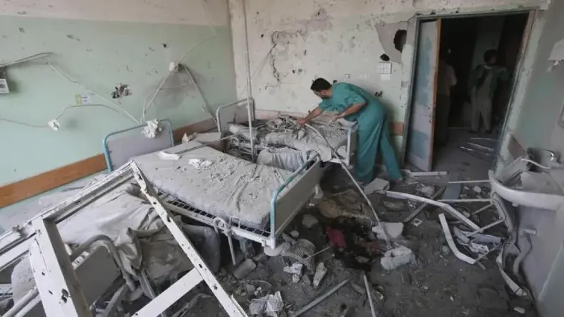 قوات الاحتلال تغلق مداخل مشفى "الأمل" بالسواتر الترابية