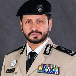 منح اللواء متقاعد سيف محمد الزري الشامسي وسام شرطة الشارقة