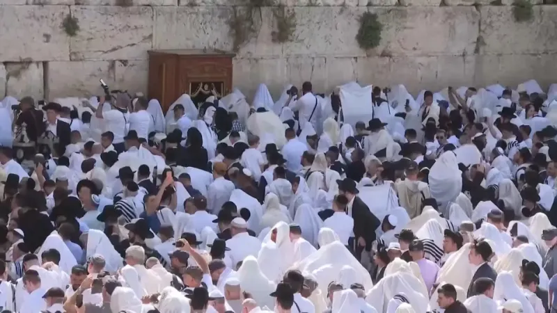 فيديو. 
            
    			مصلون يهود عند حائط البراق في ثالث أيام عيد الفصح
