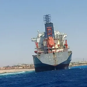 البيئة المصرية تعلن تعويم سفينة الغاز الجانحة بخليج العقبة