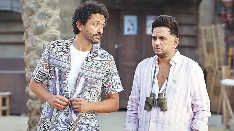 كريم محمود عبدالعزيز حائرًا داخل مزرعة «كتاكيت» في مسلسل «البيت بيتي 2»