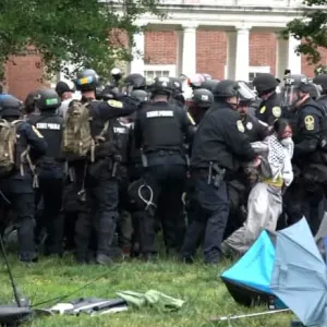 فيديو يُظهر ما فعلته الشرطة الأمريكية لفض اعتصام مؤيد للفلسطينيين في جامعة فيرجينيا