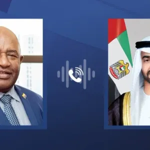 رئيس الدولة يجري اتصالاً هاتفياً مع رئيس الاتحاد القمري للاطمئنان على صحته