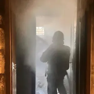 الدفاع المدني بالمدينة المنورة يخمد حريقًا في مبنى نتج عنه إصابة شخصين