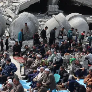 الفلسطينيون في غزة يؤدون صلاة العيد على أنقاض المساجد