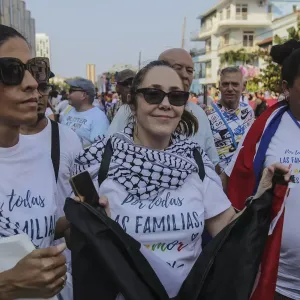 فيديو: ابنة كاسترو ترتدي الكوفية الفلسطينية وتتقدم مسيرة لمجتمع الميم للتضامن مع غزة