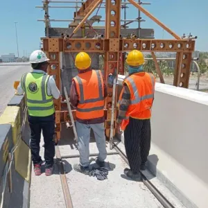 وزارة الأشغال: البدء في أعمال استبدال وتركيب حواجز السلامة على جسر تقاطع السهلة