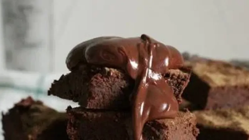 طريقة عمل كيك الشوكولاتة بمكونات سهلة.. من غير فرن وحر