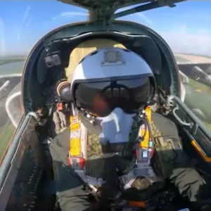 شاهد: طلعة قتالية لطائرة روسية من نوع سوخوي 25 في سماء أوكرانيا
