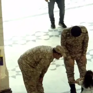 بالفيديو.. طفلة تشارك رجال الأمن الاحتفال بعيد الفطر المبارك