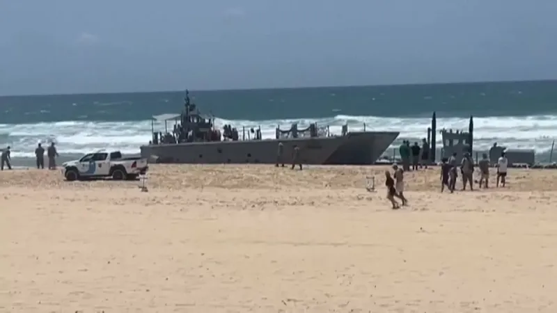شاهد: الأمواج العاتية تُحدث أضراراً بسفن للبحرية الأمريكية تقوم بمهمة "الدعم الإنساني" في غزة