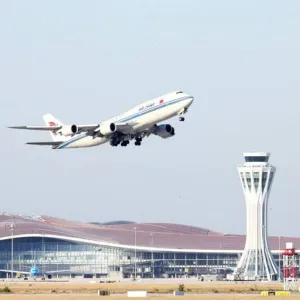 «بلومبيرج»: مناقشات لزيادة حقوق النقل الجوي بين الصين والإمارات