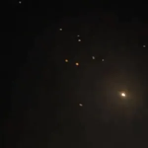 شاهد: طائرات المسيرة والصواريخ الإيرانية  تصل قبل قليل إلى سماء إسرائيل