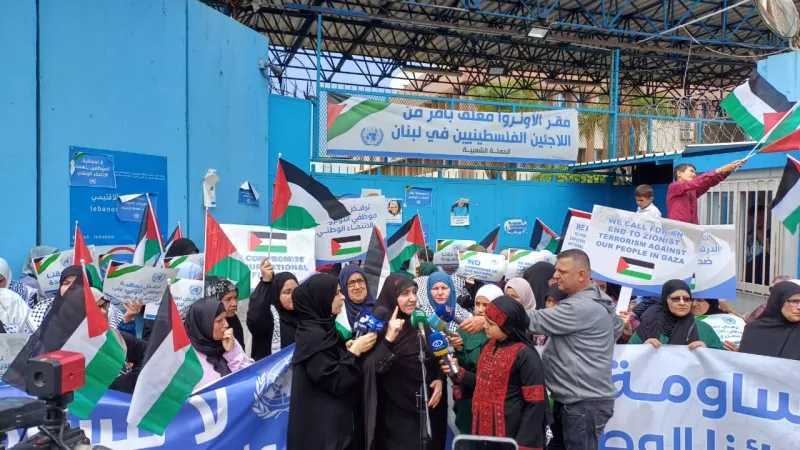 لبنان... وقفة نسائية أمام مقر "أونروا" دعماً لغزة وتمسكاً بقضية اللاجئين