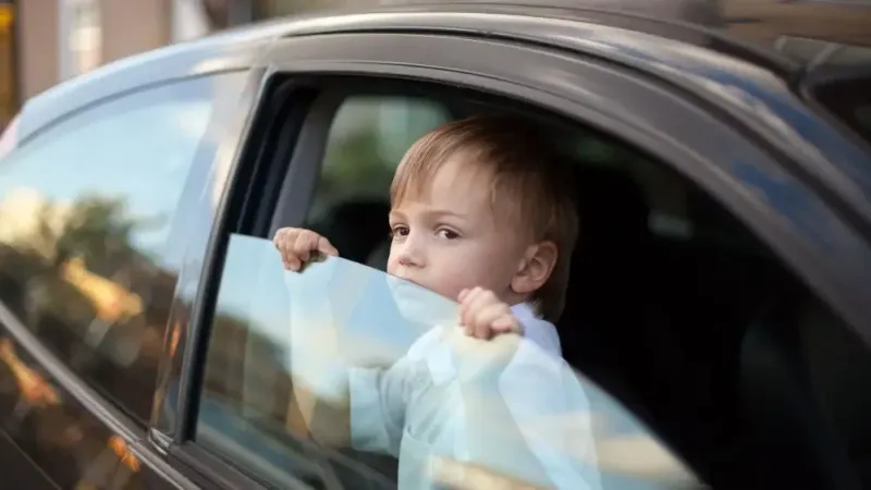 "المرور" يحذر من ترك الطفل وحيدًا بالمركبة..وهذه عقوبة المخالف