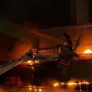 عملية الاخماد مستمرة.. تفاصيل جديدة عن حريق "شنشل مول" في البصرة