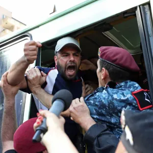 احتجاجات أرمينيا تدخل مرحلة «عصيان مدني»