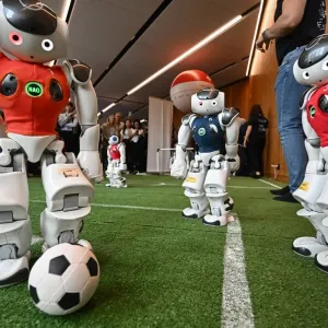 روبوتات تخوض مباراة كرة في معرض للذكاء الاصطناعي